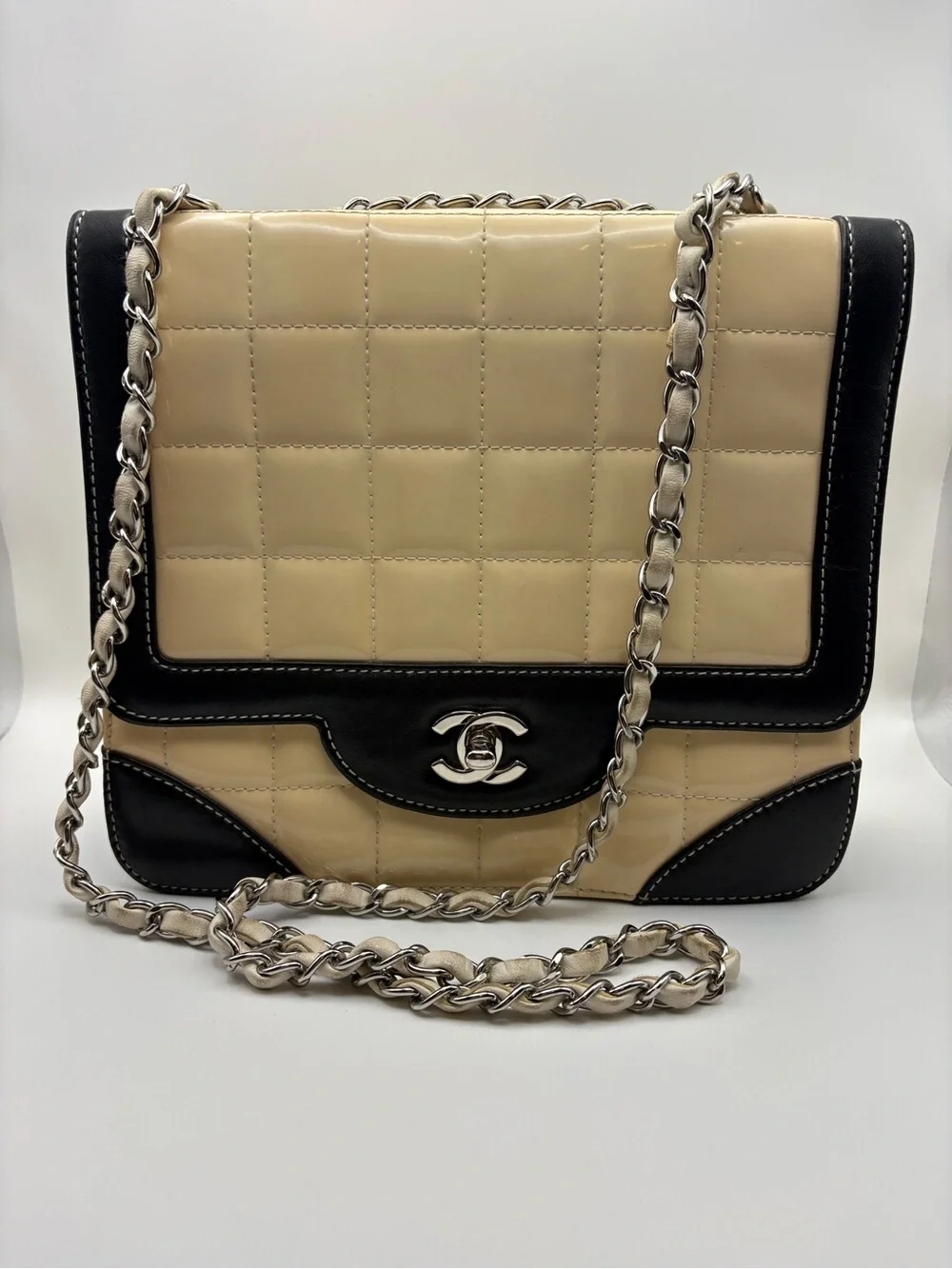 CHANEL shoulder bag